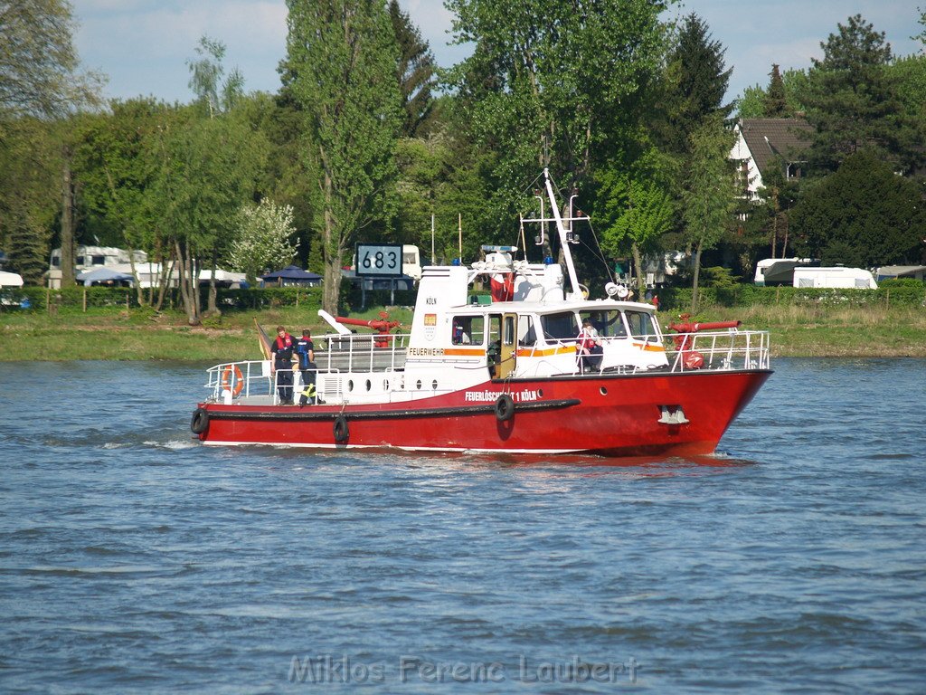 Motor Segelboot mit Motorschaden trieb gegen Alte Liebe bei Koeln Rodenkirchen P106.JPG
